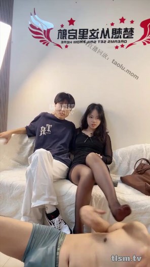 Er Gou – Little Liu Yifei And Her Boyfriend Playing With Dogs – Taolusm – Mp4